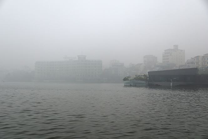 Hà Nội chìm trong sương mù và nồm ẩm